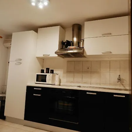 Apartment Centre Split